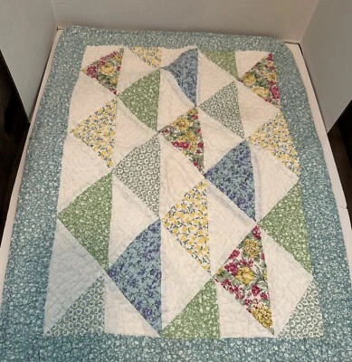 Almohada Laura Ashley falsa floral acolchada casa de campo GrannyCore romántica pequeña Foto 1 de 4