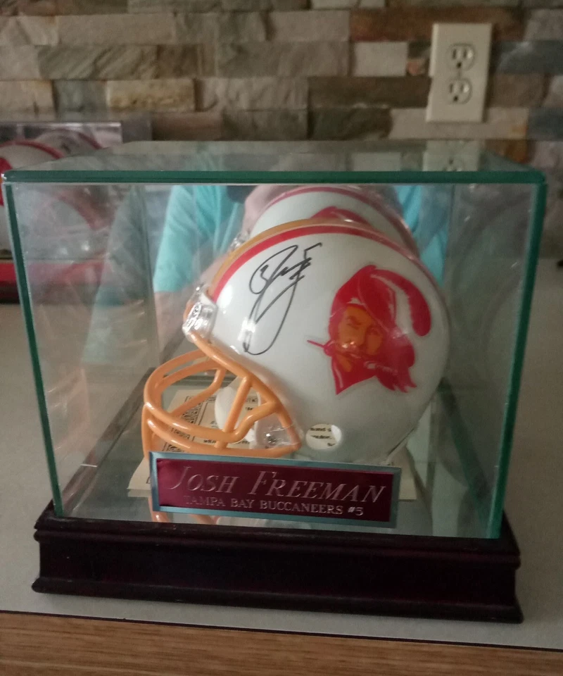 Mini casco y estuche Josh Freeman / certificado de autenticidad Foto 1 de 3