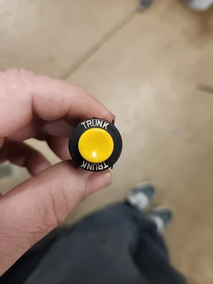 Pontiac 1979 80 81 transmisión automática Camaro GM maletero botón de liberación interruptor botón amarillo Foto 1 de 4