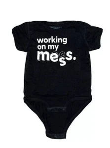 Traje corporal unisex Mess in A Bottle talla 12 meses trabajando en mi desorden niño o niña - Imagen 1 de 8