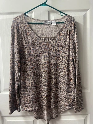 Top elástico cuello en V para mujer grande estampado de tigre manga larga New Direction Foto 1 de 4