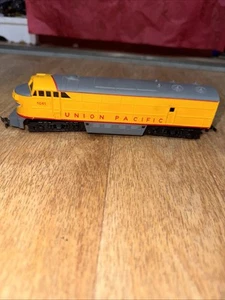 AHM Tempo Union Pacific C Liner #1041 Locomotive Yellow & Gray - Picture 1 of 5