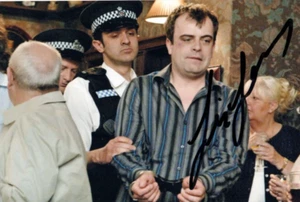 CORONATION STREET: SIMON GREGSON 'STEVE McDONALD' SIGNED 6x4 ACTION PHOTO+COA - Picture 1 of 1