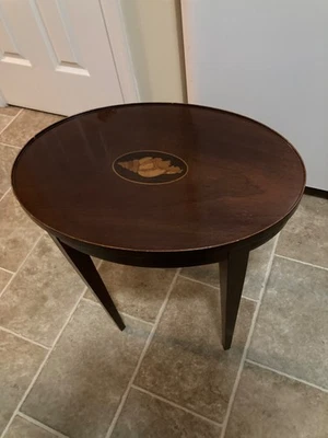 Vintage Baker Furniture Mahogany Wood Federal Style Shell Inlay Oval Side Table - Image 1 of 4