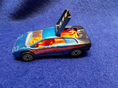 Matchbox Superfast #22 Lamborghini Diablo negro y azul, ruedas doradas Foto 1 de 3