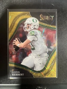 2022 Panini Select Draft Picks - Field Level Justin Herbert Gold Lazer Prizm - Bild 1 von 2