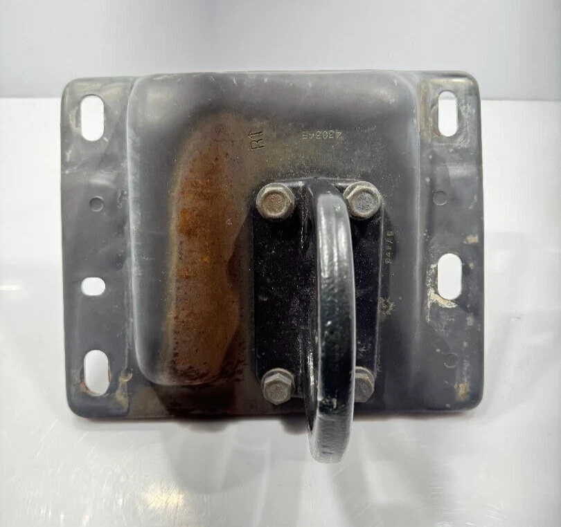 03-18 RAM 2500/3500 GANCHO DE REMOLQUE DERECHO CON SOPORTE PIEZA MOPAR USADA ORIGINAL FABRICANTE ORIGINAL Foto 1 de 4