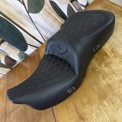 SADDLEMEN 08-23 Harley Roadsofa Seat Heated Black Lattice Tri Glide Trike - Image 1 of 4