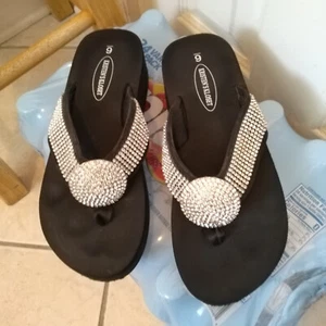 Kristen's Kloset NWOB sz 6 Black rhinestone embellished Wedge Flip Flops P1412 - Imagen 1 de 5