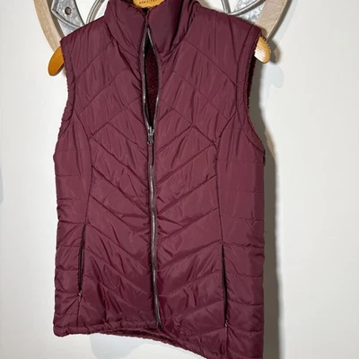 Chaleco acolchado mediano Free Country para mujer borgoña con cremallera reversible de piel sintética usado en excelente estado Foto 1 de 4