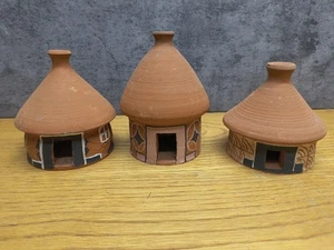 3 statuine vintage sudafricane Transvaal nativi capanne rotonde ceramica gres - Foto 1 di 13