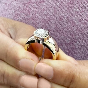 Anello di fidanzamento tondo moissanite semi lunetta solitario oro giallo massiccio 14 kt 2,00 - Foto 1 di 13