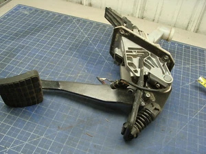 WABCO CLUTCH PEDAL 9650010526 W/RESERVOIR (MISSING CAP) - Picture 1 of 8