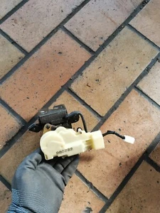 Originale Mazda 323F VI BJ Serratura Del Bagagliaio - Imagen 1 de 4