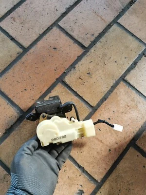 Originale Mazda 323F VI BJ Serratura Del Bagagliaio - Imagen 1 de 4