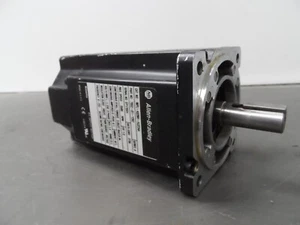Servomotor de CA Allen Bradley MPL-A320H-HJ22AA Serie A (24906) - Imagen 1 de 9