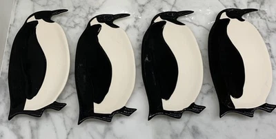 "Juego de 4 platos Boston Warehouse On Ice Penguin de cerámica blanco y negro 7,5"" 2007" Foto 1 de 4