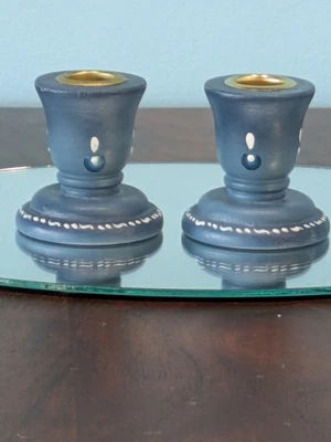 Juego de 2 candelabros vintage suecos de madera azul pintados a mano rosa  Foto 1 de 4