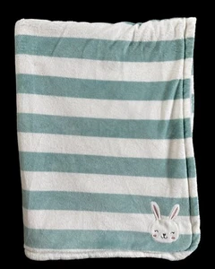 Acogedora manta de seguridad Carters bebé conejito conejo blanco azul verde rayas - Imagen 1 de 4