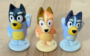 Set 3 figure Bluey in miniatura, PVC, con basi rotonde, 1,5" FIGURINE DI RICAMBIO - Foto 1 di 4