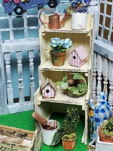 Panca in vaso in miniatura per casa delle bambole fatta artigianalmente riempita - Foto 1 di 5