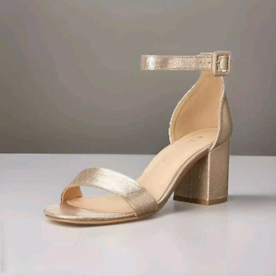 Sandalia de tacón CL BY LAUNDRY dorada con correa en el tobillo Jody bloque hebilla 6,5. Foto 1 de 4