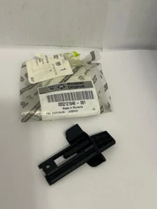 GENUINE FIAT TIPO 2015 ONWARDS REAR PARCEL SHELF RETAINING CLIP RH OE 52121846 - Picture 1 of 1