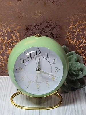 Quartz Silent Desk Alarm Clock Battery Operated 1 AA Retro Style Analog Light - Image 1 of 4