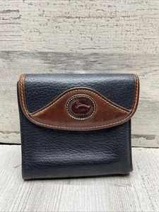 Portafoglio Dooney & Bourke All Weather pelle nero marrone inglese chiusura bacio vintage - Foto 1 di 8