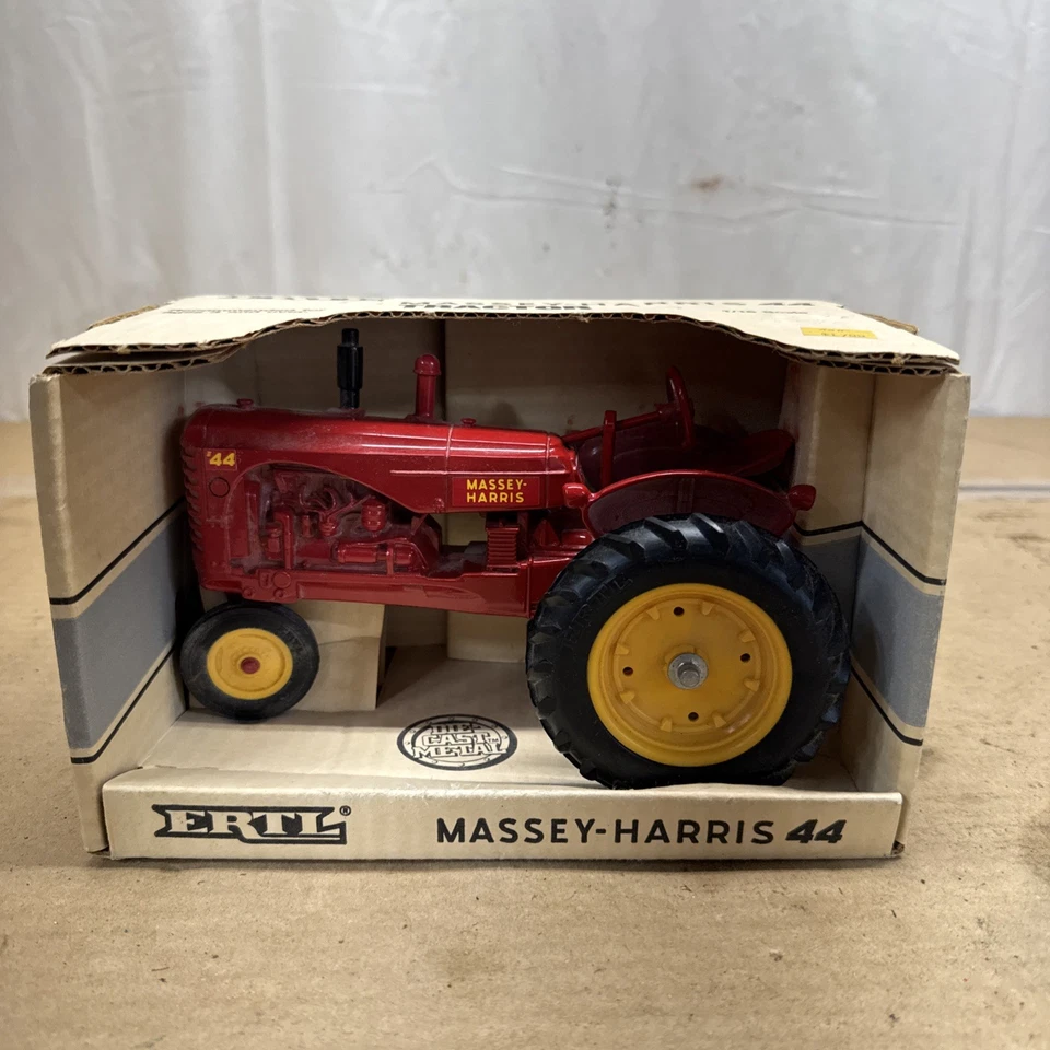 Ertl 1133 Massey Harris 44 Tractor 1/16 Scale Narrow Front - 1988 NOS