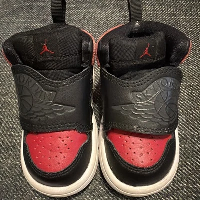 Nike Sky Jordan 1 Banned BQ7196-001 Talla 5C Zapatos Infantiles Gimnasio Rojo RARO Zapatos - Imagen 1 de 4