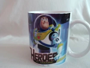 Toy Story "Helden im Training" Becher - Buzz Lightyear, Woody, Dinosaurier - 10 Unzen - EU - Bild 1 von 5