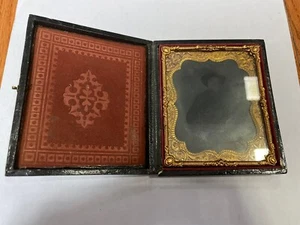 Vintage Gold gerahmtes Farbfoto auf Glasheft Mann mit Hut sitzend - Bild 1 von 7