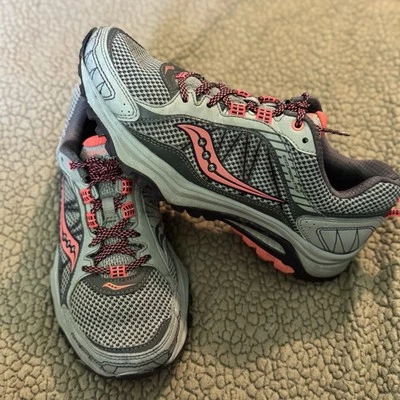 Zapato de Trail Running Saucony Grid Excursion TR9 para Mujer, Gris y Rosa Talla 7.5 Usado en Excelente Condición Foto 1 de 4