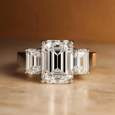 Anillo de boda de tres piedras de diamantes cultivados en laboratorio VS1 talla esmeralda de 4,00 quilates de oro blanco de 14 quilates Foto 1 de 4