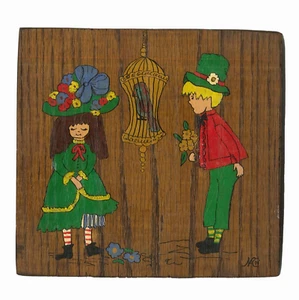 Vintage Courting Boy & Girl w Parrot Painted Wood Panel 1971 Plaque Folk Art - Imagen 1 de 4
