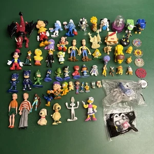 Lot of 50+ Vintage Mixed Lot PVC Plastic Toys, Disney, Pixar, Smurfs, Snoopy - Foto 1 di 24