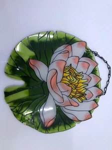 WEISSE LOTUSBLUME AUF LILIENKISSEN SONNENFÄNGER. - Bild 1 von 3