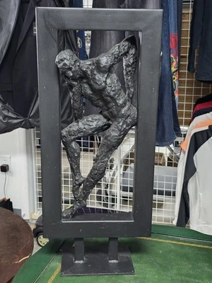 Escultura masculina de cuerpo completo de metal negro de 12" de ancho x 27" de alto x 2” de profundidad.  Negro mate Foto 1 de 4