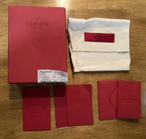 Estuche para tarjetas Valentino Garavani Signature CAJA BOLSA PARA EL POLVO SOLO PAPELES - Imagen 1 de 11