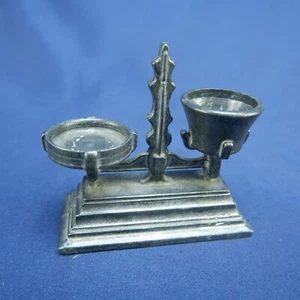Báscula de peso miniatura para casa de muñecas de peltre de los años 70 - Imagen 1 de 4