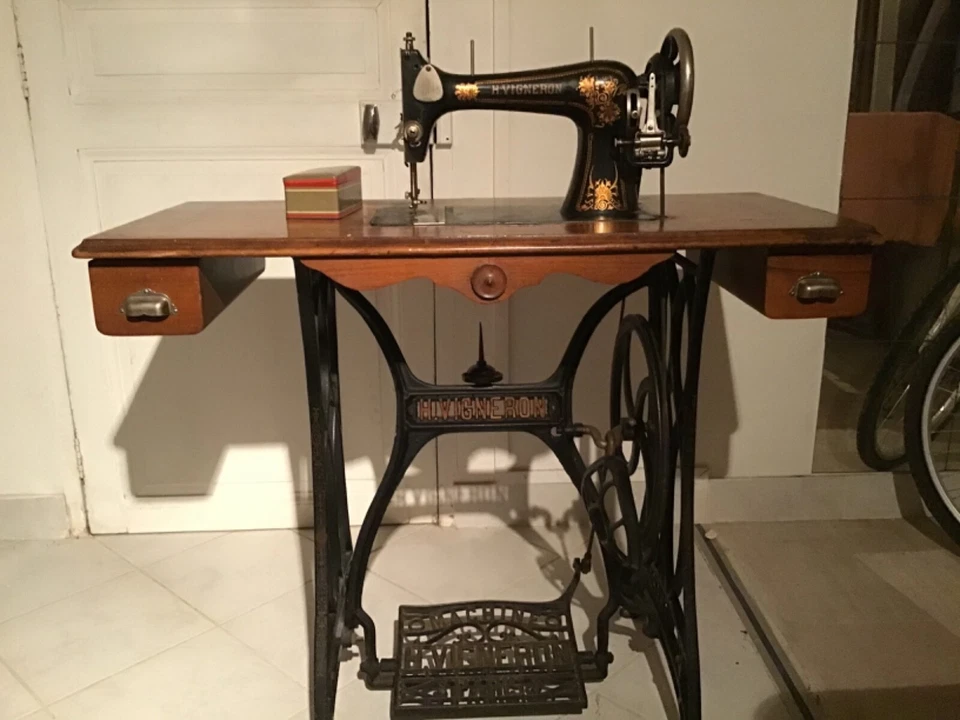 machine a coudre des années 30 de marque Vigneron  avec accessoires  - Photo 1/3