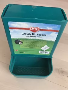LM Kaytee Gravity Bin Feeder (5,75" L x 5" B x 8" H) - Bild 1 von 4