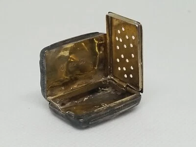 Antigua vinagreta rectangular georgiana fina de plata de ley estampada de la década de 1850  Foto 1 de 4