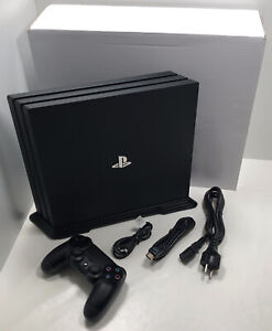 Sony PlayStation 4 Pro 1TB Jet Black (CUH-7016B) Controller + Standfuß + Kabel