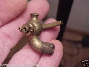 Motore a vapore a gas NOS vintage 1/8" tubo 90 gradi scarico ottone ottone Petcock ottone auto  - Foto 1 di 4