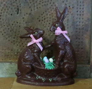 The Salem Collection Coppia Coniglio di Pasqua in finto cioccolato resina con uova in cesto - Foto 1 di 5