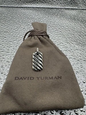 Etiqueta de cable esculpida pequeña de plata de ley David Yurman 24 mm  Foto 1 de 4
