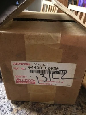 OEM TOYOTA COROLLA FRONT DRIVE BOOT KIT INBOARD 04438-02050 FITS 1993-2002. NOS - Image 1 of 4