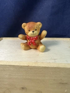 1980 Enesco Lucy & Me Bär mit roter Weihnachtsfliege Figur - Bild 1 von 10